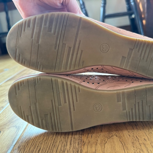 Baretraps Mariah flats, light coral with a laser-cut floral, women's size 9.5 - Picture 5 of 7
